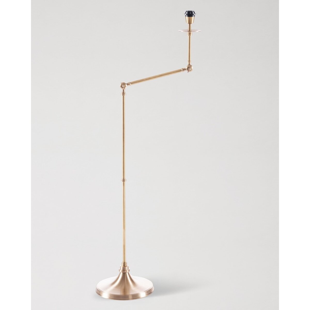 MINDTHEGAP | WOODSTOCK '69 | Floor Lamp | Kramer in Antique Brass MINDTHEGAP | WOODSTOCK '69 | Floor Lamp | Kramer in Antique Brass